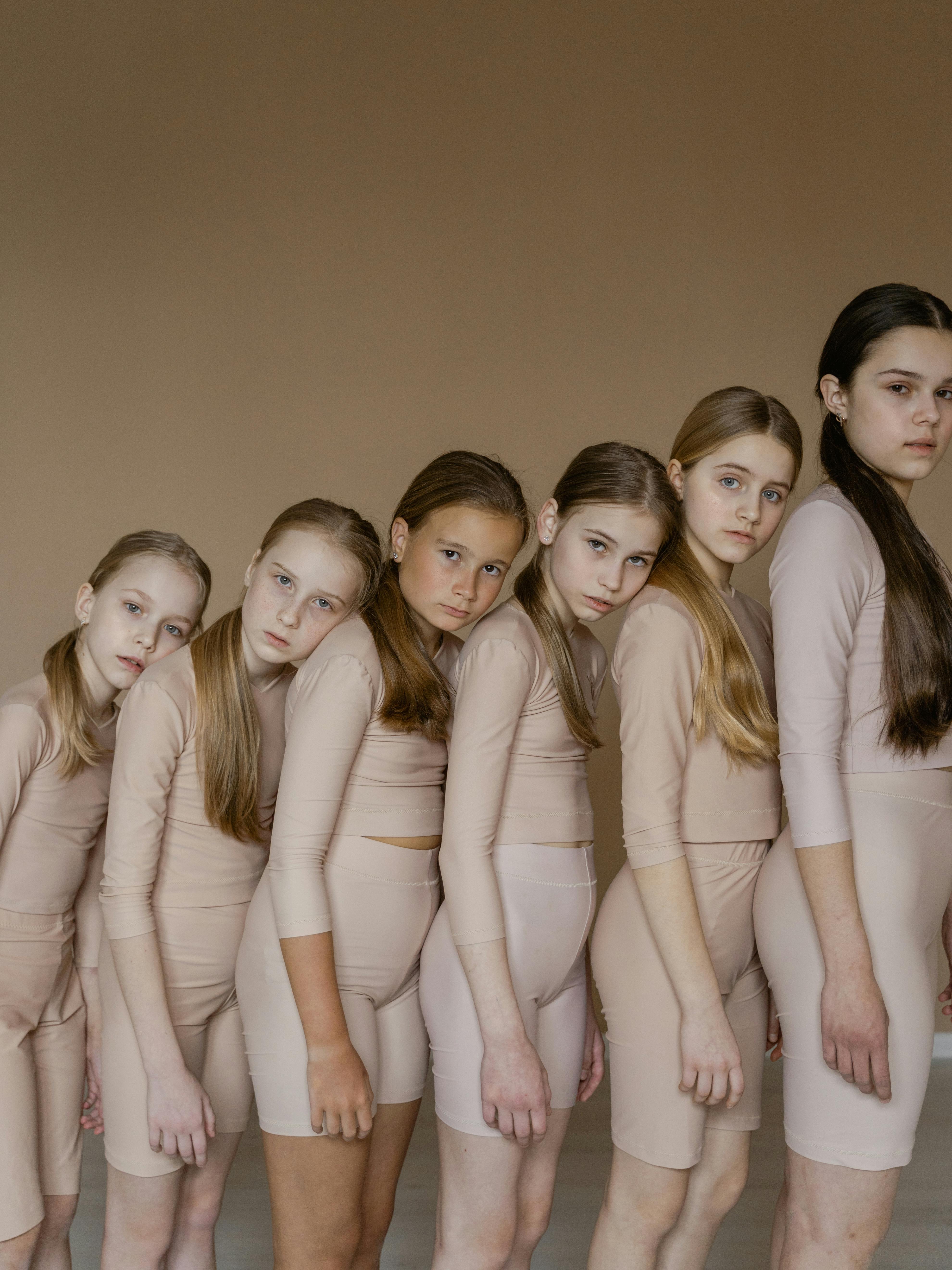 影视制作团队在现场进行镜头调度与现场执行