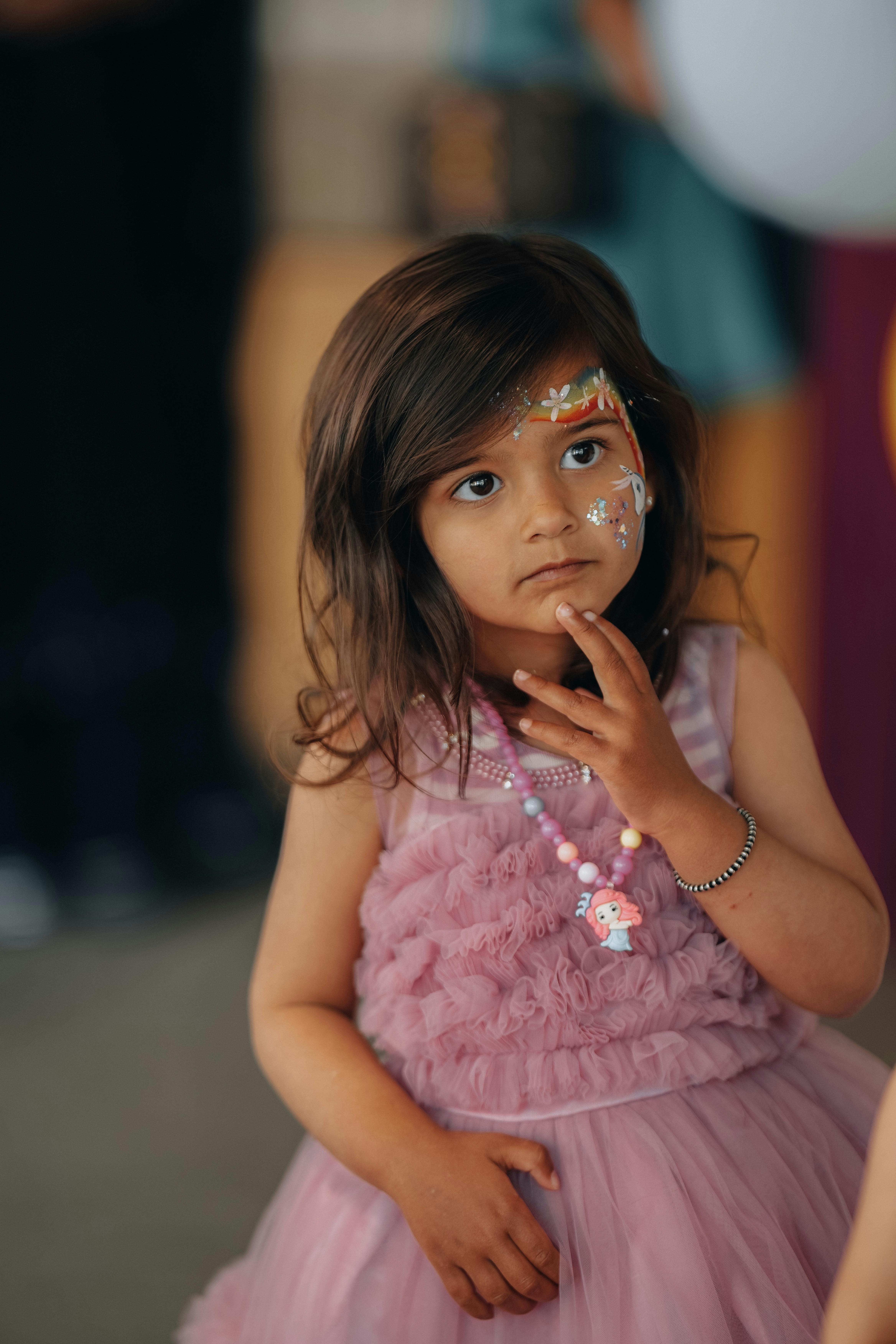 《白纸黑字》海报图